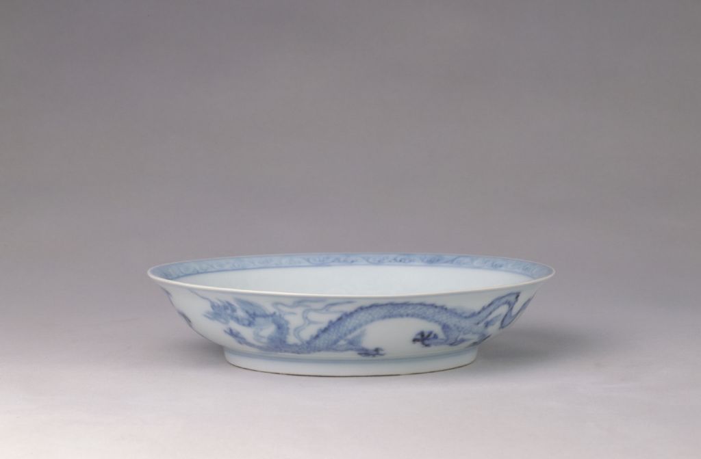 图片[1]-Blue and white cloud dragon plate-China Archive